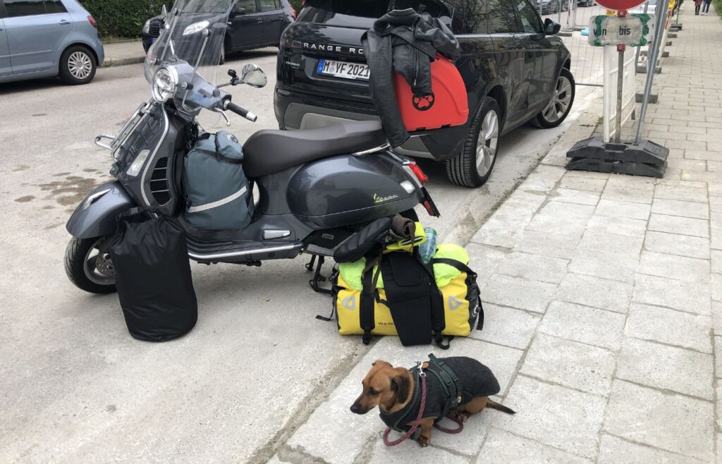 Das Gepäc wird verladen auf den Roller für die Pilgerreise nach Rom.