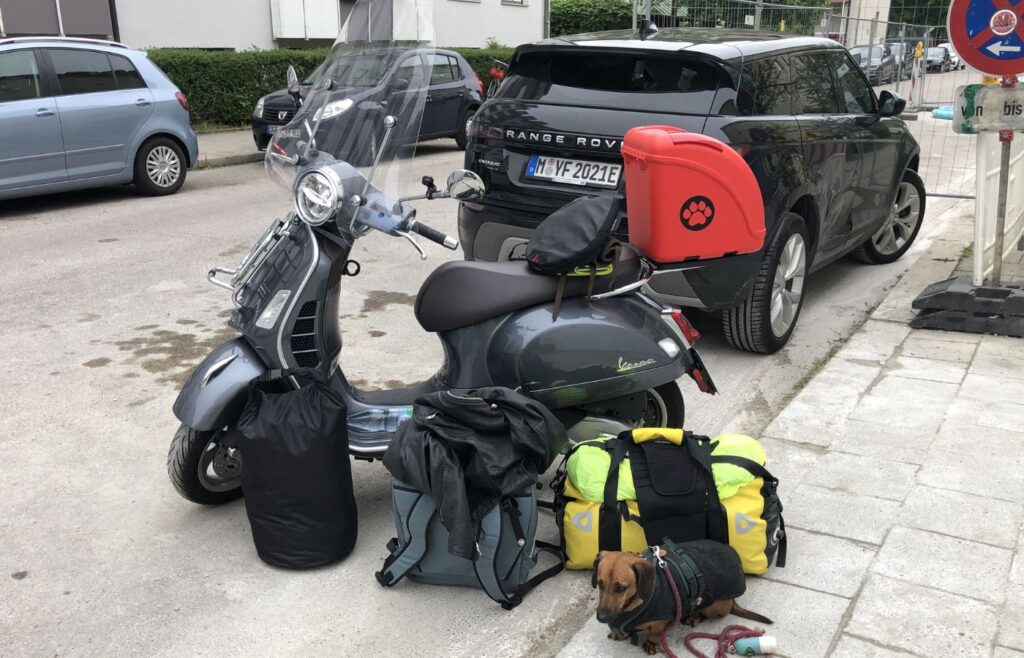 Das Gepäck steht bereit vor dem Roller für die Pilgerreise nach Rom.